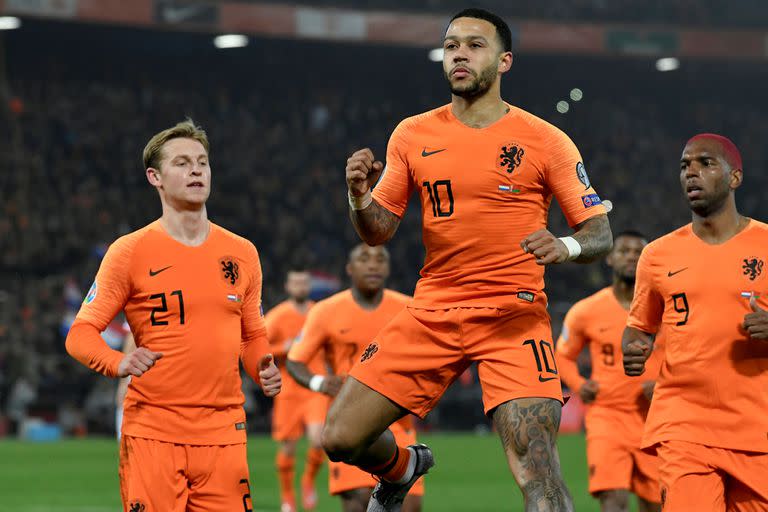 Memphis Depay de Holanda celebra su tercer gol con compañeros