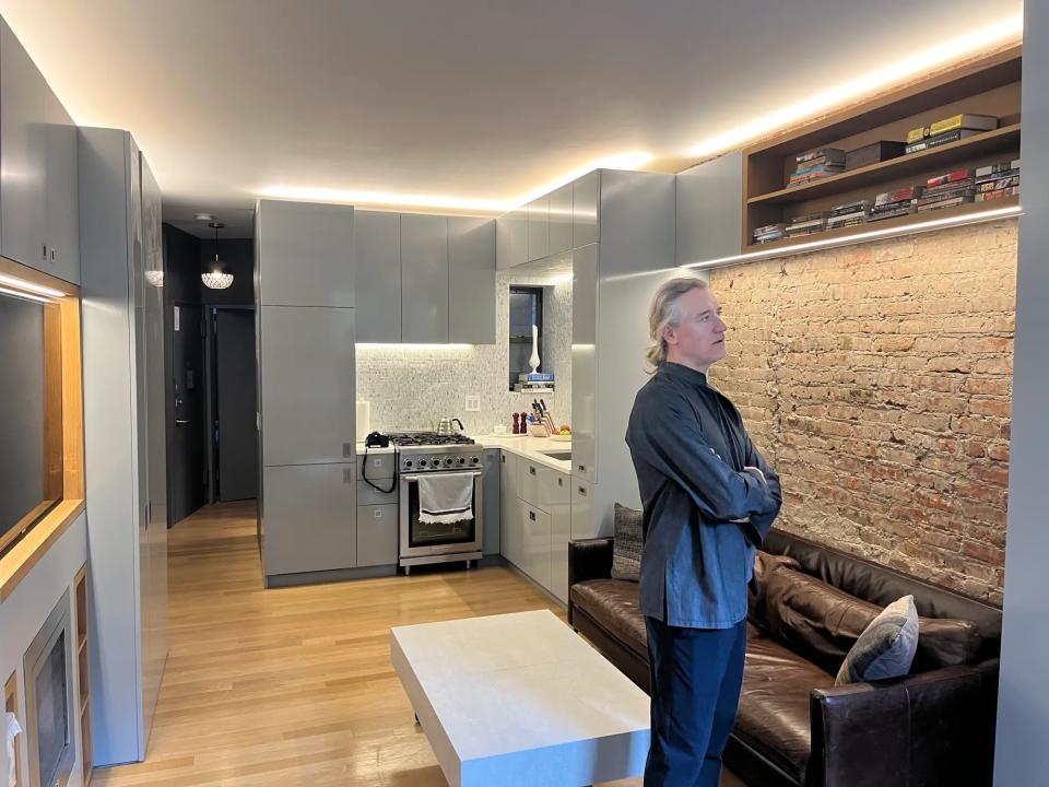 Der Architekt Robert Garneau begutachet die renovierte Wohnung. - Copyright: Dan Latu/Business Insider