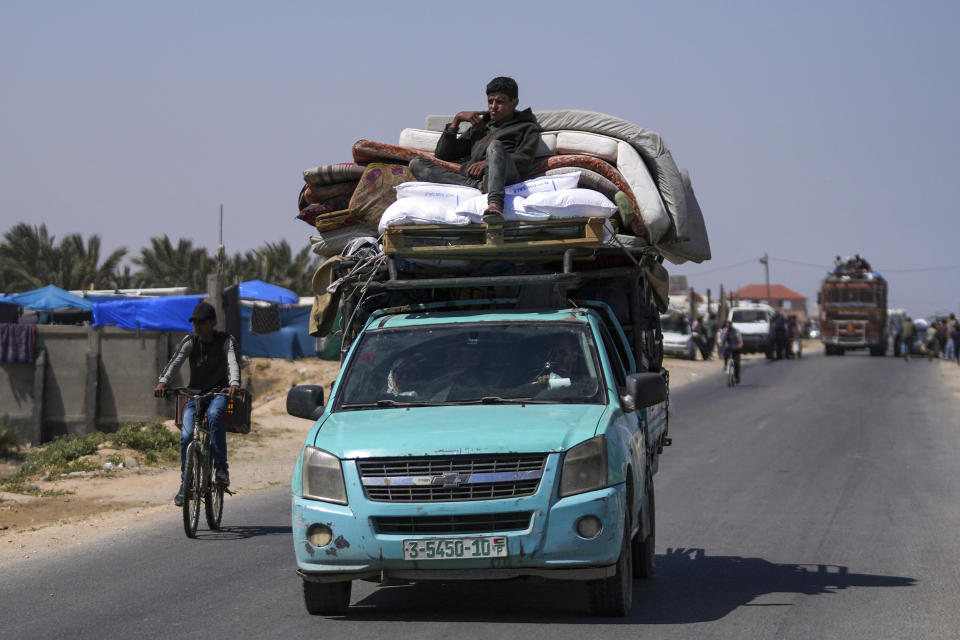 ARCHIVO - Palestinos desplazados llegan al centro de Gaza tras huir de la ciudad sureña de Rafah, en Deir al Balah, en la Franja de Gaza, el jueves 9 de mayo de 2024. Los palestinos conmemoraban el 15 de mayo el 76to año desde su expulsión masiva de lo que ahora es Israel, un suceso en torno al que gira su lucha nacional. Pero en muchos aspectos, esa experiencia palidece en comparación con la calamidad que se produce ahora en Gaza. (AP Foto/Abdel Kareem Hana, Archivo)