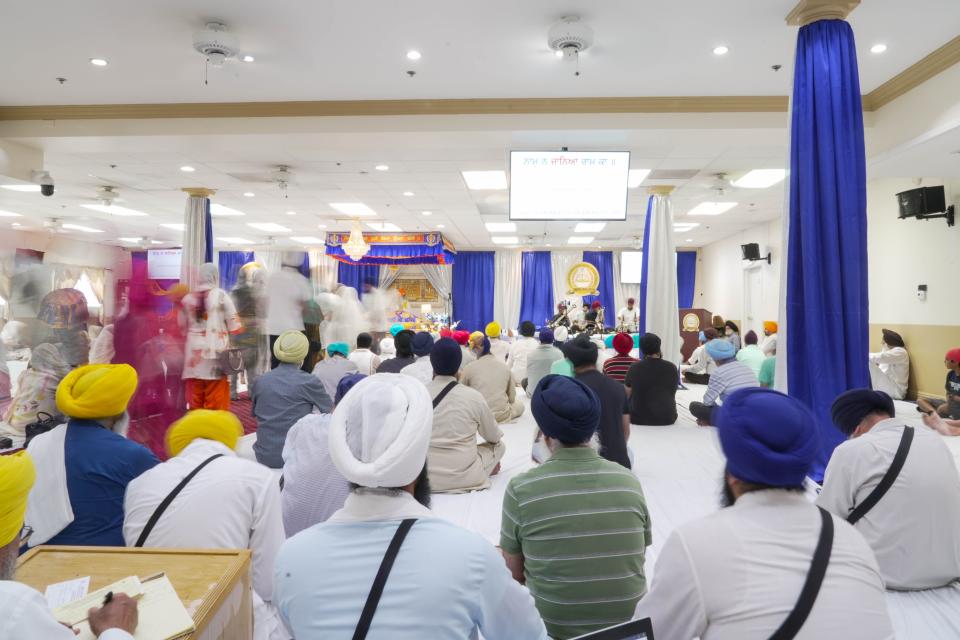 Makheer Singh performs infront of a packed durbar hall at the Shri Guru Singh Sabha of Walnut on July 4, 2023, Walnut, CA. USA. Singh performed at the Gurdwara as part of the 4th of July Kirtan Darbar event hosted by the Walnut Gurdwara.