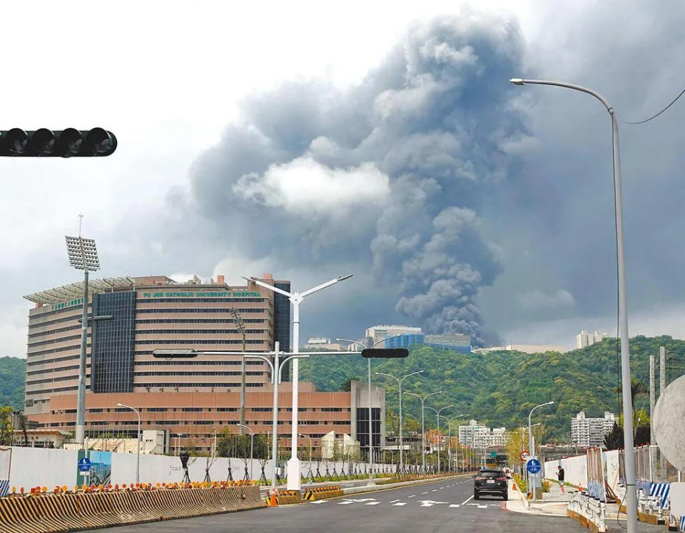 新北市泰山區的南亞塑膠林口二廠7日凌晨2時許發生火災，悶燒12小時後，火勢才控制撲滅。（圖/資料照）