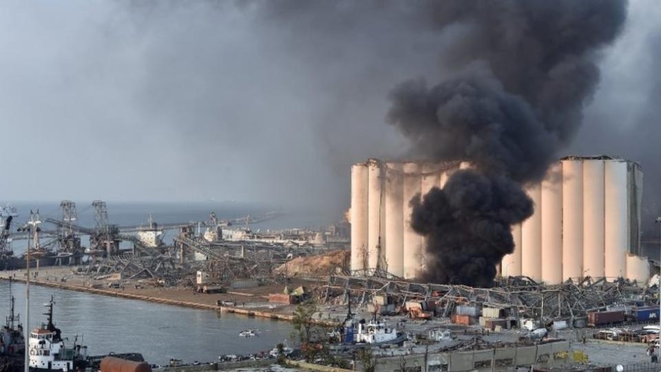 Pese a que la explosión se produjo en la zona del puerto, "literalmente por todas partes de Beirut la gente estaba experimentando lo mismo: cristales rotos, edificios moviéndose, una sonora explosión", relataron testigos a la BBC.