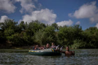 <p>Un hombre se mueve con cautela mientras que lanza una balsa al río con personas que intentan alcanzar Estados Unidos de manera ilegal.<br>Foto: REUTERS/Adrees Latif </p>