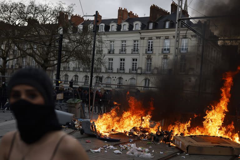 Una barricada en Nantes, en una protesta en rechazo a la reforma previsional de Emmanuel Macron. (AP Photo/Jeremias Gonzalez)