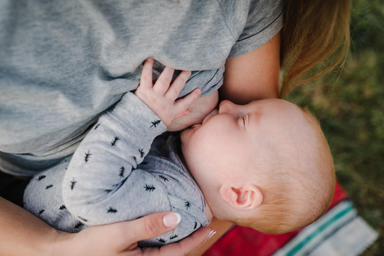 Mother breastfeeding her baby to illustrate article about the benefits. (Getty Images)