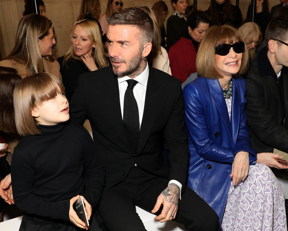 Harper besuchte mit Papa David Beckham die Runway-Show ihrer Mutter bei der London Fashion Week. Anna Wintour war ebenfalls zu Gast in der Front Row. (Bild: David M. Benett/Dave Benett/Getty Images)
