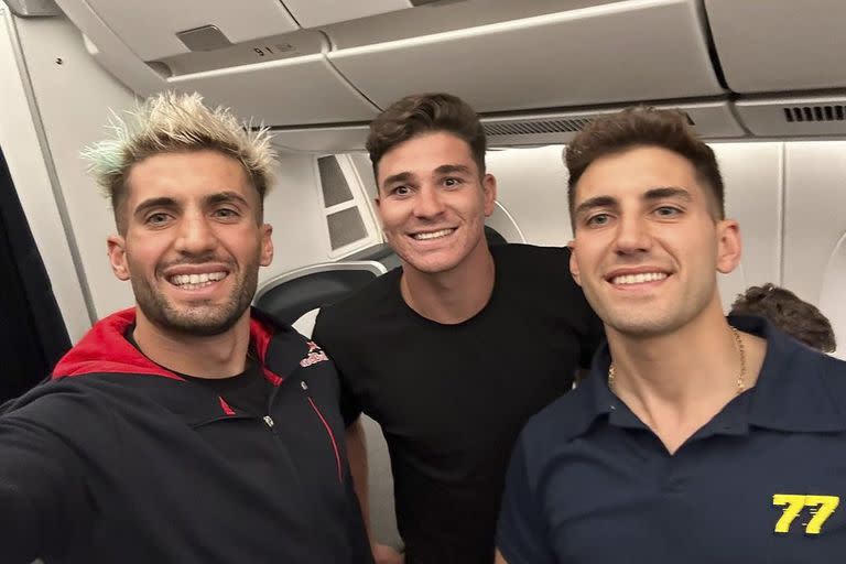 Kevin Benavides (izquierda) y su hermano Luciano se encontraron con Julián Álvarez en un vuelo hacia Europa; los motociclistas hicieron escala en el Viejo Continente antes de llegar a Arabia Saudita, rival de Argentina en el Mundial de Qatar de fútbol