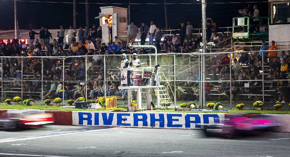 Cars race during the Miller Lite 200 for the Whelen Modified Tour at Riverhead Raceway on September 18, 2021 in Riverhead, New York. (Adam Glanzman/NASCAR)