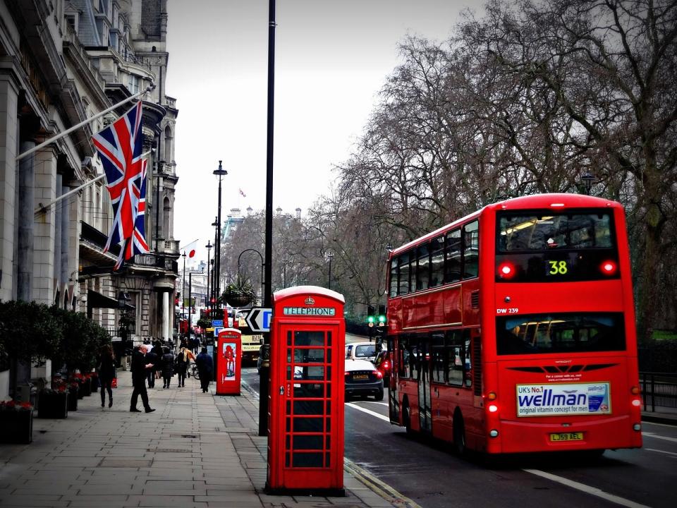 倫敦交通局本週禁止卡達在倫敦的公共汽車、出租車和地鐵系統上投放旅遊廣告。(圖：Pixabay)