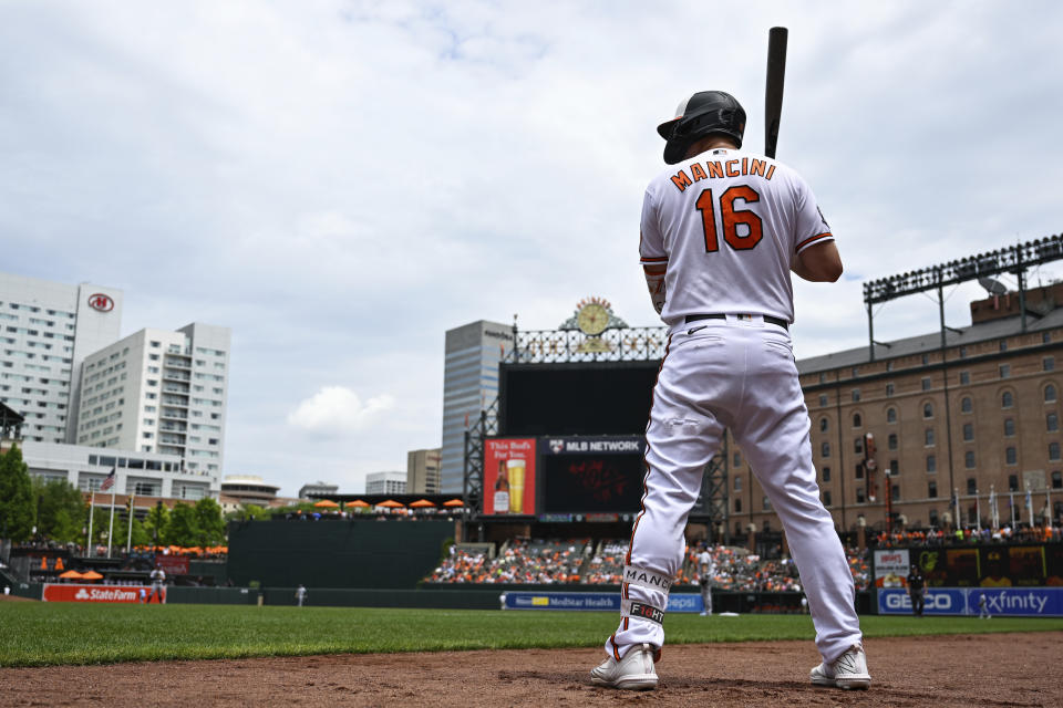 El bateador designado de los Orioles de Baltimore Trey Mancini espera turno durante el juego contra los Rays de Tampa Bay, el jueves 28 de julio de 2022. (AP Foto/Terrance Williams)