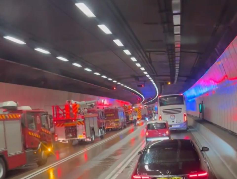 大欖隧道巴士與吊臂車相撞，多輛消防車趕至現場。（網片截圖）