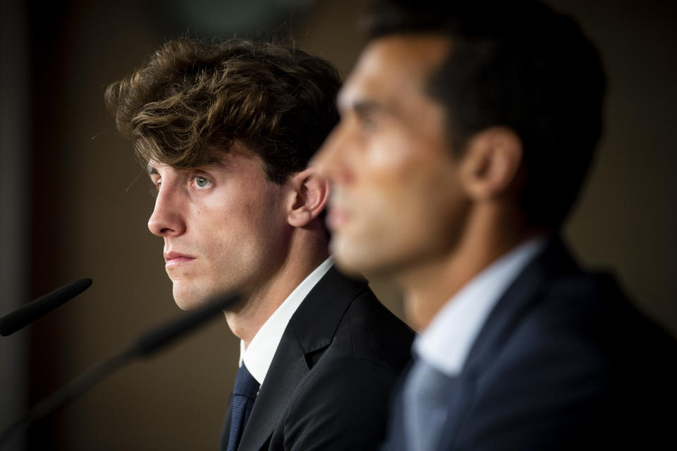 Odriozola en su presentación como jugador del Real Madrid en 2018 junto a Álvaro Arbeloa. (Foto: Borja B. Hojas / NurPhoto / Getty Images).