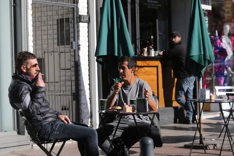 Si se amplía la normativa, los decks de los bares y restaurantes serían los únicos espacios donde se podría fumar