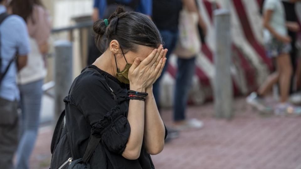 英國駐香港總領事館外一位女士掩面哭泣（9/9/2022）