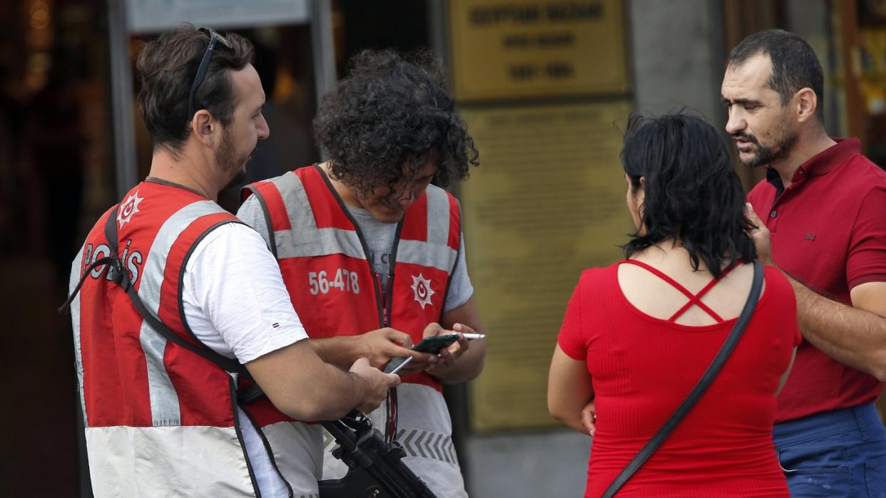 Türkische Polizeibeamte überprüfen die Dokumente von Fußgängern in Istanbul. Der vor zwei Jahren in der Türkei verhängte Ausnahmezustand ist beendet. Ankara hat für die Zeit danach aber bereits neue Anti-Terror-Regularien vorbereitet. Foto: Lefteris Pitarakis/AP