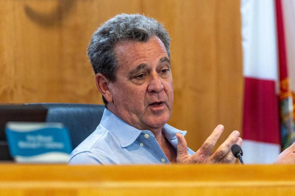 El alcalde de Cutler Bay, Tim Meerbott, habla durante una reunión del concejo municipal el 29 de noviembre de 2023 sobre el plan del Homeless Trust del Condado Miami-Dade para convertir un motel de La Quinta Inn en apartamentos asequibles para personas sin hogar.