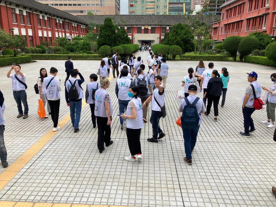 Sous la direction du guide touristique du Yuan législatif, les membres de l'Alliance Xiaocao ont visité le lieu de réunion du Yuan législatif et les bureaux de chaque groupe de parti politique, club de bien-être, snack-bar, salon de coiffure, etc.  (Photo du journaliste Zhang Qin)