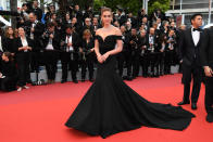 L'actrice brésilienne Marina Ruy Barbosa était somptueuse dans cette robe noire de soirée qui n'est pas sans évoquer dans sa découpe celle portée par Julia Roberts dans "Pretty Woman"