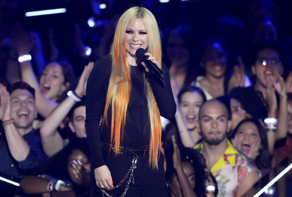Avril Lavigne habla en los Premios MTV a los Videos Musicales en el Prudential Center el domingo 28 de agosto de 2022 en Newark, Nueva Jersey. (Foto Charles Sykes/Invision/AP)