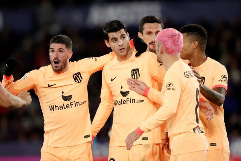 VALENCIA, ESPAÑA - 18 DE ENERO: Álvaro Morata del Atlético de Madrid celebrando 0-1 con Antoine Griezmann del Atlético de Madrid Reinildo Mandava del Atlético de Madrid, Rodrigo De Paul del Atlético de Madrid durante el partido de la Copa del Rey de España entre Levante y Atlético de Madrid en el Estadio Ciudad de Valencia el 18 de enero de 2023 en Valencia España (Foto de David S. Bustamante/Soccrates/Getty Images)