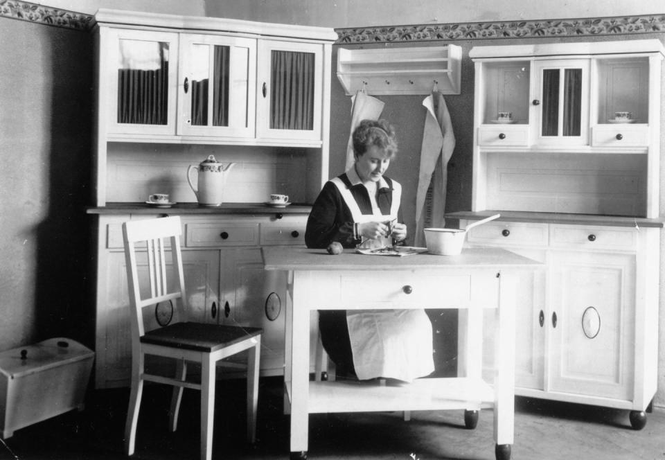 1923: Built-Ins Reorganize Our Spaces