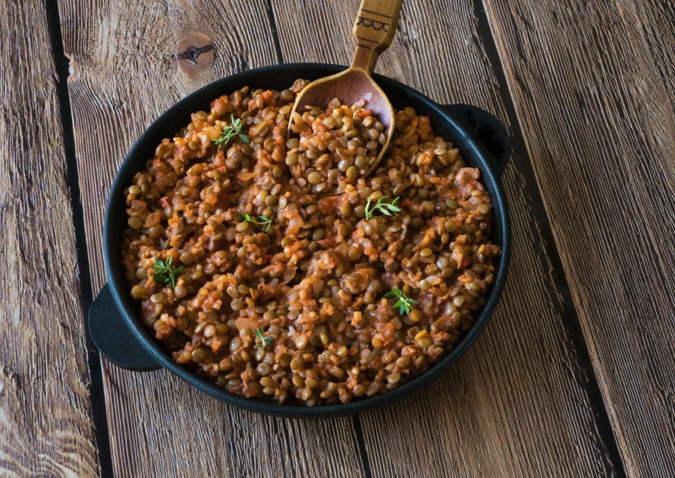 Las lentejas se pueden congelar una vez que están cocinadas, aunque es mejor que no lleven patatas, ya que estas sí pierden sabor y propiedades. (Foto: Getty Creative)