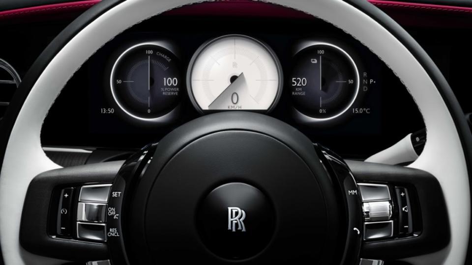 儀表板從傳統的指針改為全數位式樣。(圖片來源/ Rolls-Royce)