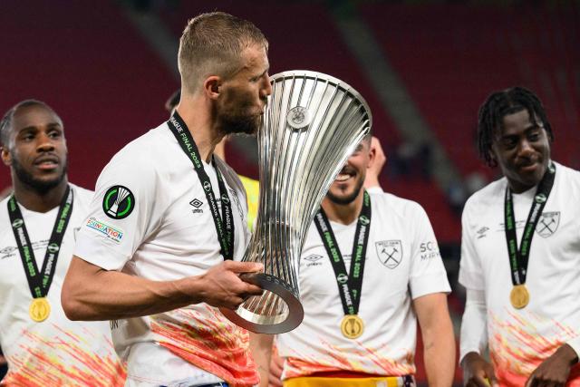 West Ham fans ecstatic as squad hosts victory parade to celebrate Europa  Conference League win, UK News