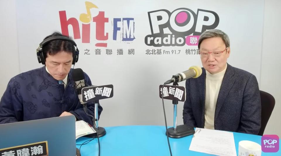 國安會前秘書長蘇起（右）接受黃暐瀚《POP撞新聞》專訪。翻攝節目畫面