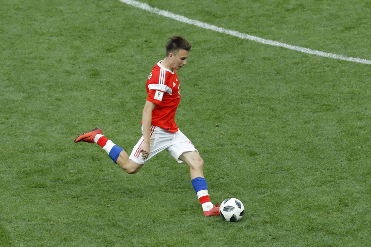 Alexander Golovin dispara para marcar el quinto tanto de Rusia contra Arabia Saudí en el partido inaugural del Mundial 2018. (AP Photo/Victor Caivano)