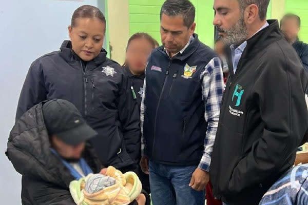 Autoridades de Hidalgo y Estado de México (Edomex) con el bebé secuestrado en Pachuca y con su familia.