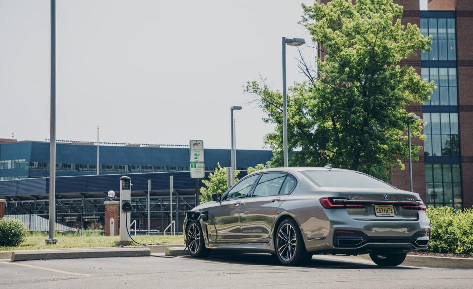 <p>2020 BMW 745e xDrive</p>