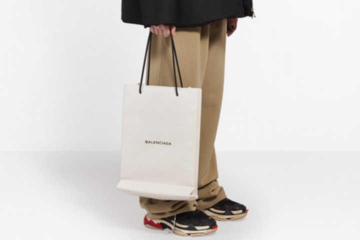 Balenciaga crea “la bolsa de papel más cara del mundo” y ya está agotada