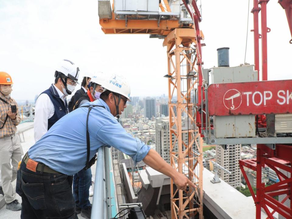 全力維護公安，中市府要求興富發加固塔吊防颱，其中現場上方吊臂彎成三截，正以鋼索進行加固措施。（圖：中市府提供）