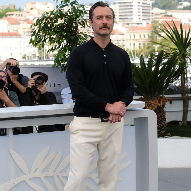 Jude Law en Cannes credit:Bang Showbiz