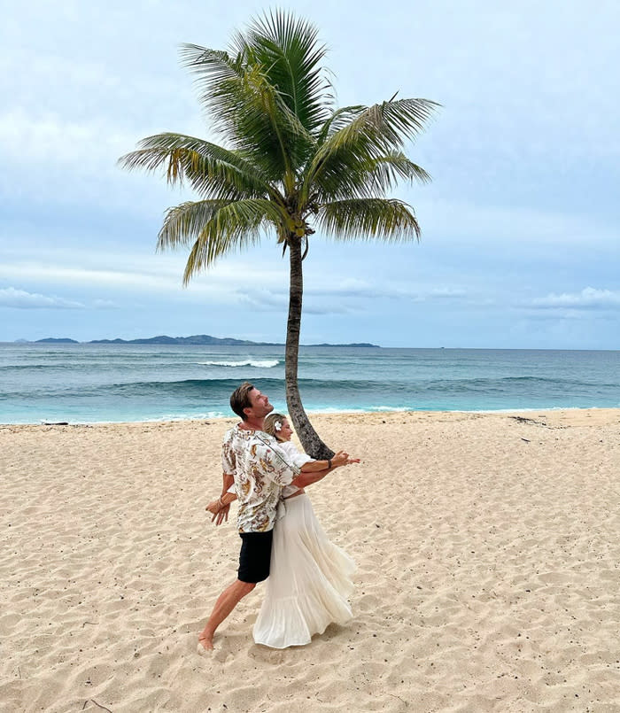 Elsa Pataky vuelve a vestirse de blanco