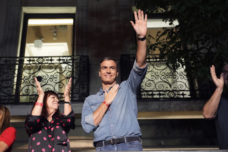 El líder del PSOE, Pedro Sánchez, saluda a los simpatizantes fuera de la sede del partido en Madrid, España, el domingo 23 de julio de 2023.