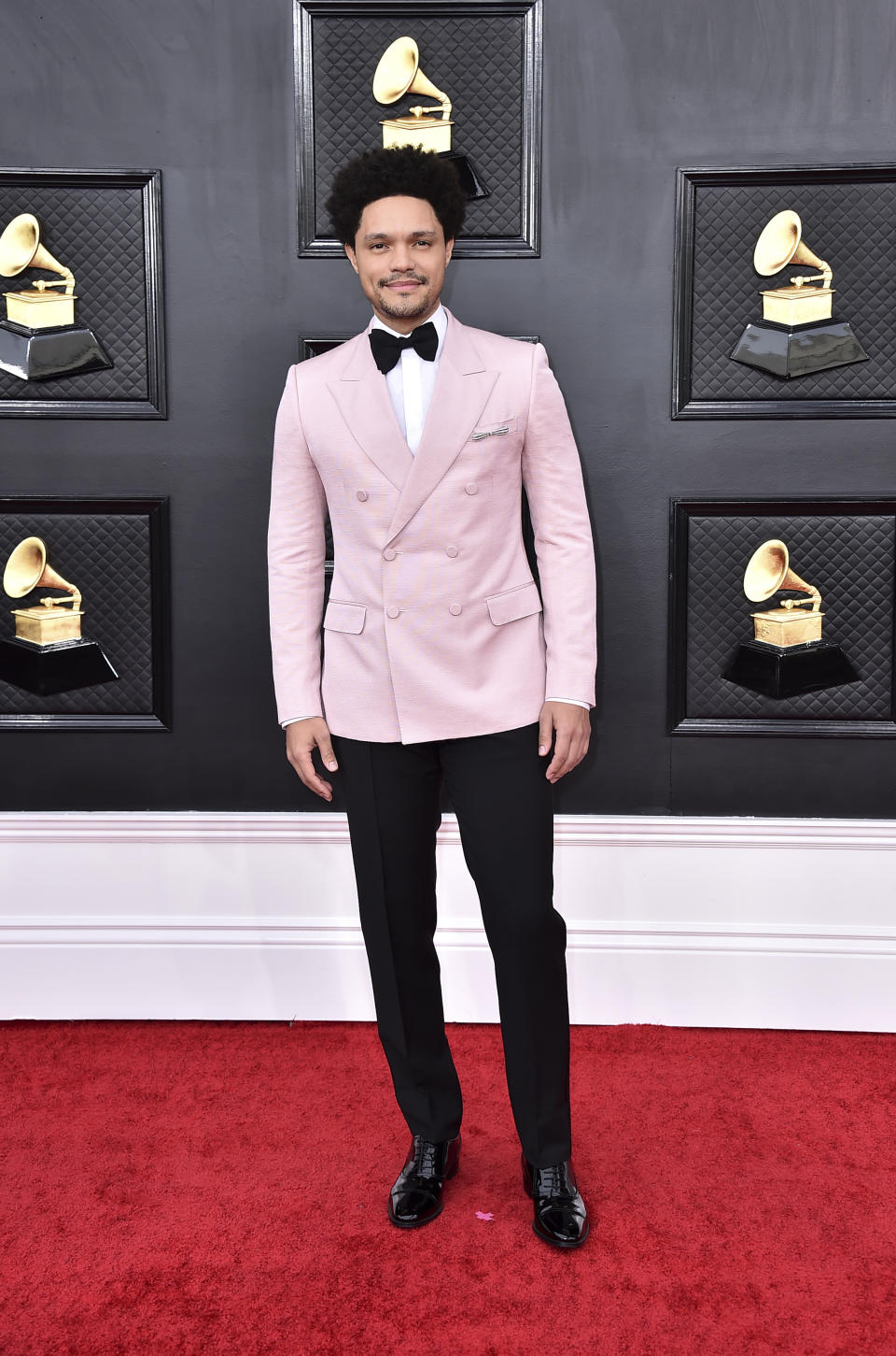 Trevor Noah llega a la 64ta entrega anual de los premios Grammy, el domingo 3 de abril de 2022 en Las Vegas. (Foto por Jordan Strauss/Invision/AP)