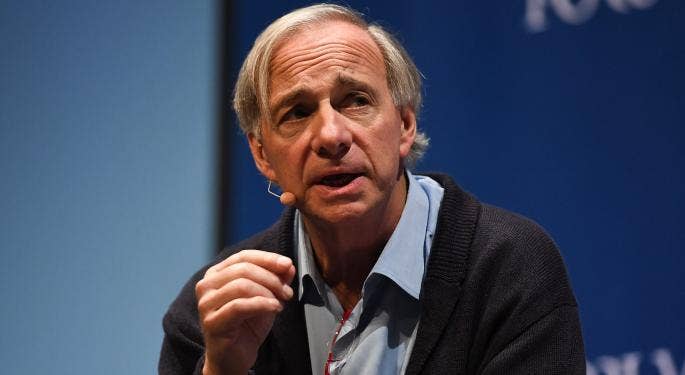 L’hedge fund di Ray Dalio vende Tesla per GM e Ford