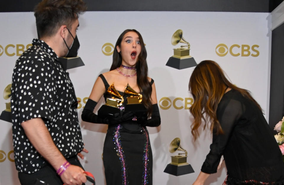 Olivia Rodrigo drops and breaks Grammy