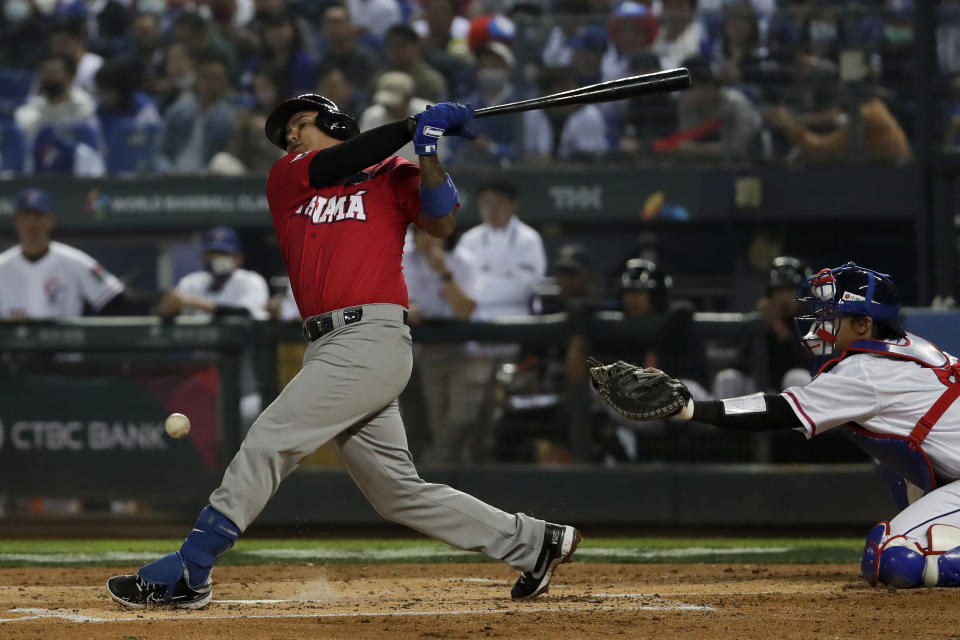 El bateador panameño Rubén Tejada pega un hit contra Taiwán durante el primer inning del juego del Grupo A del Clásico Mundial de Béisbol, en el Estadio Intercontinental de Béisbol de Taichung en Taichung, Taiwán, el miércoles 8 de marzo de 2023 (AP Foto/I -Hwa Cheng)