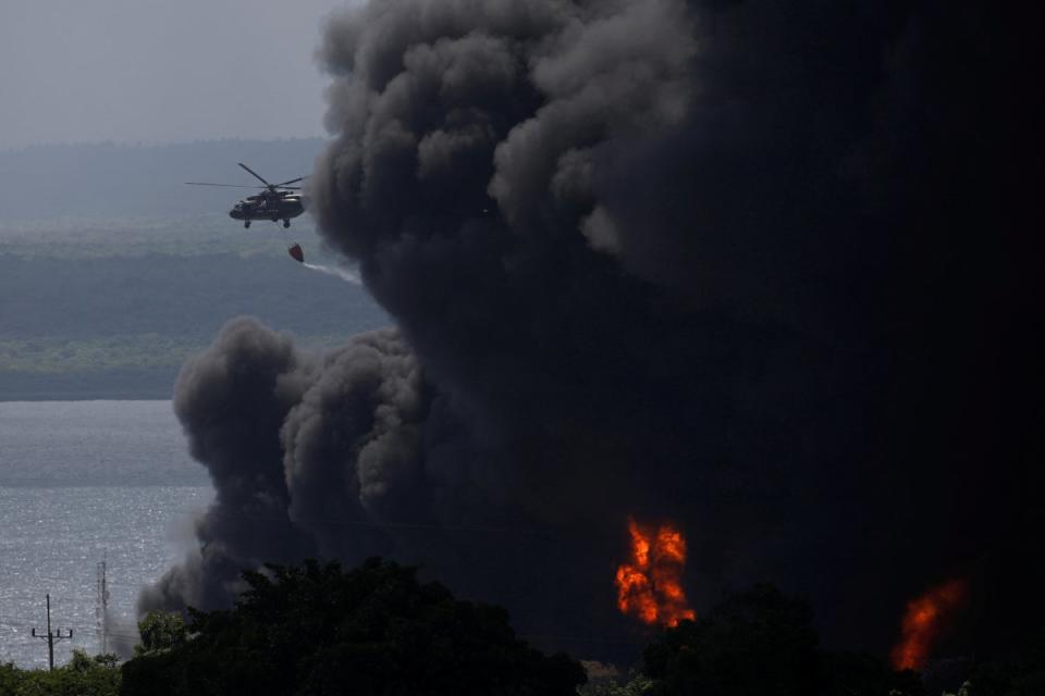 El viernes por la noche se produjo un gran incendio tras el impacto en un segundo tanque (REUTERS)