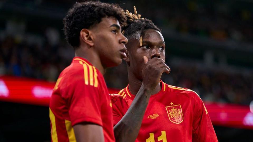 Nico Williams talking to Yamal Lamina with Spain shirts