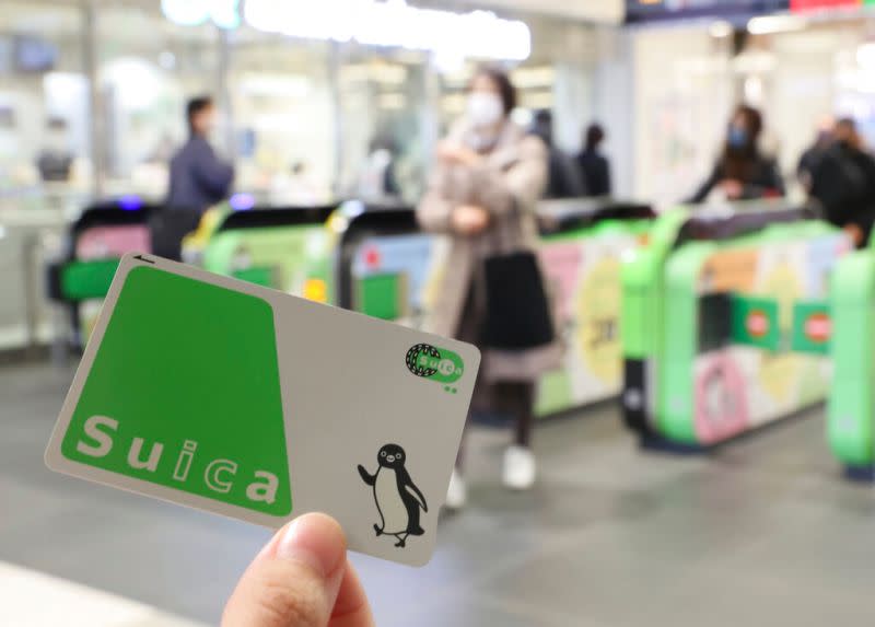 ▲「西瓜卡」（Suica）是許多外國遊客到日本自由行時，都會使用的卡片，不僅能搭車，還能購物付款。（圖／美聯社／達志影像）