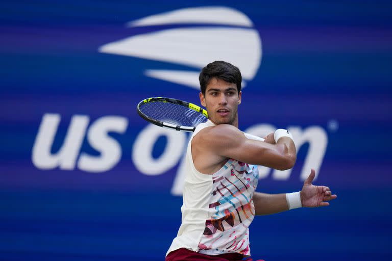 Alcaraz pega con su drive durante el partido ante el británico Evans; el número 1 del ranking mundial está en octavos de final del US Open