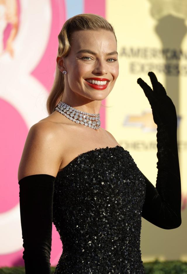 Margot Robbie Dressed Like An Iconic 1960s Barbie For The Films Los Angeles Premiere