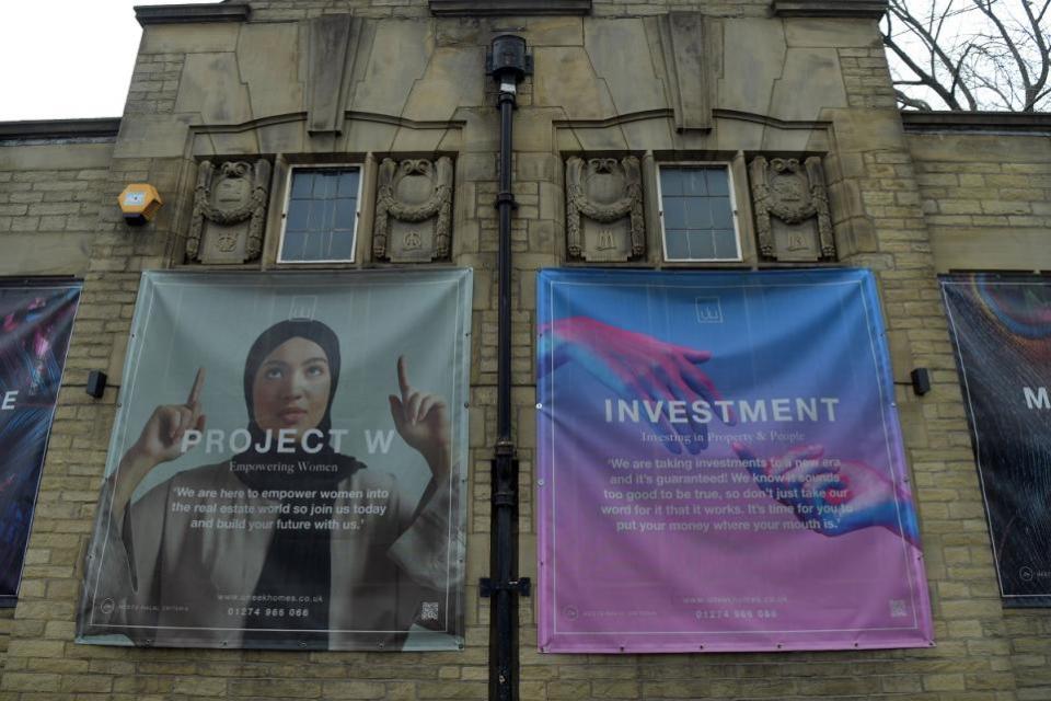 Bradford Telegraph y Argus: algunas de las pancartas que cubren las ventanas del edificio catalogado