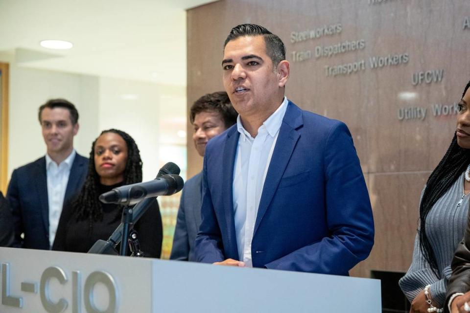 El representante electo Robert García, demócrata de California, habla durante una rueda de prensa con miembros del Grupo Progresista del Congreso en la sede de AFL-CIO en Washington, en noviembre. Amanda Andrade-Rhoades/AP