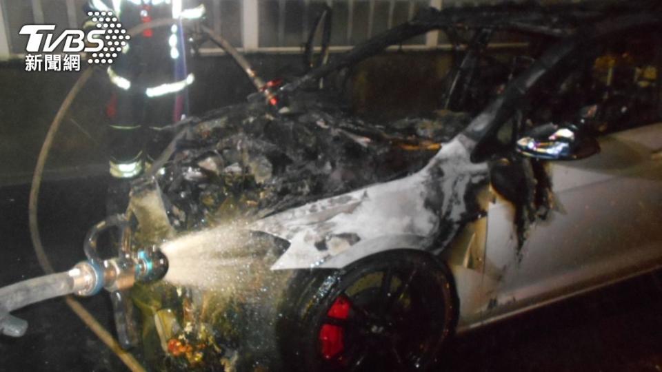 駕駛與乘客逃生後，車輛被燒成僅剩廢鐵。（圖／TVBS）