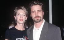 Erst machte Jason Priestley (Bild, mit seiner ersten Ehefrau Ashlee) mit Alkoholexzessen, Autounfällen und Entziehungskuren von sich reden, später lästerte er in seiner Autobiografie "A Memoir" unfein über die alten Kollegen. (Bild: Brenda Chase/Online USA, Inc./Getty Images)